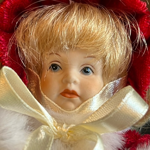 Vintage Kurt Adler porcelain holiday caroller in red velvet w/white fur trim-NWT - Picture 6 of 16